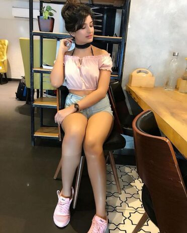 Call girls in MG Road Metro (Gurgaon) 9811145925 Escorts service