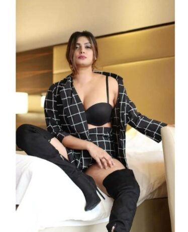 Book Call Girls in Gurgaon incall & outcall 8588008049