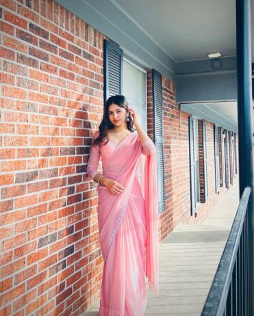 Call Us 9711800081 Call Girls In Laxmi Nagar (Delhi)
